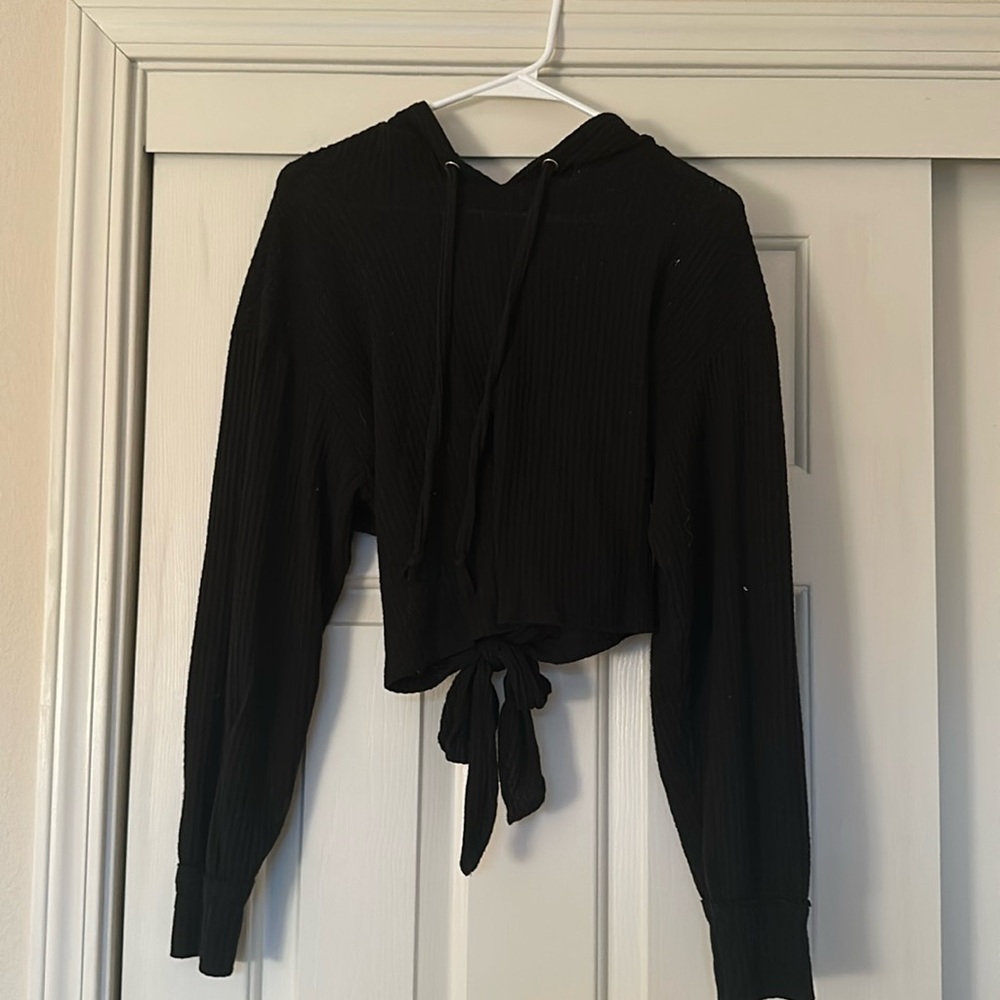 Black cropped sweatshirt with open back